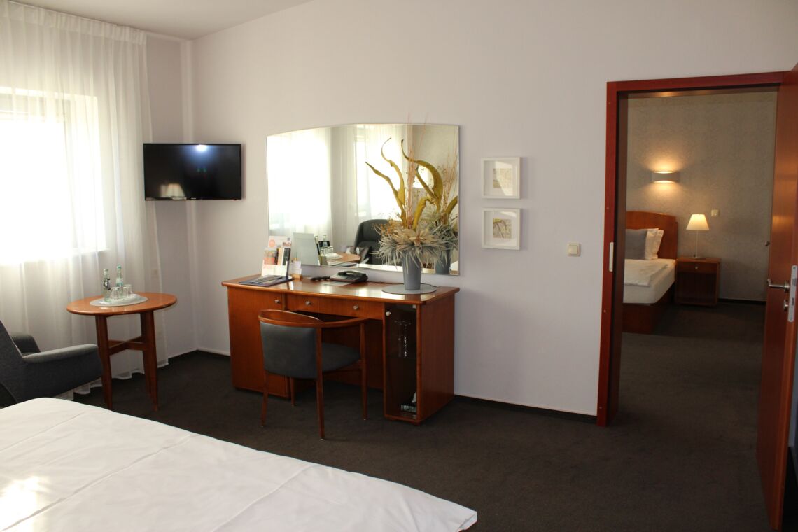 2 Zimmer Apartment - Doppelzimmer mit Verbindungstür